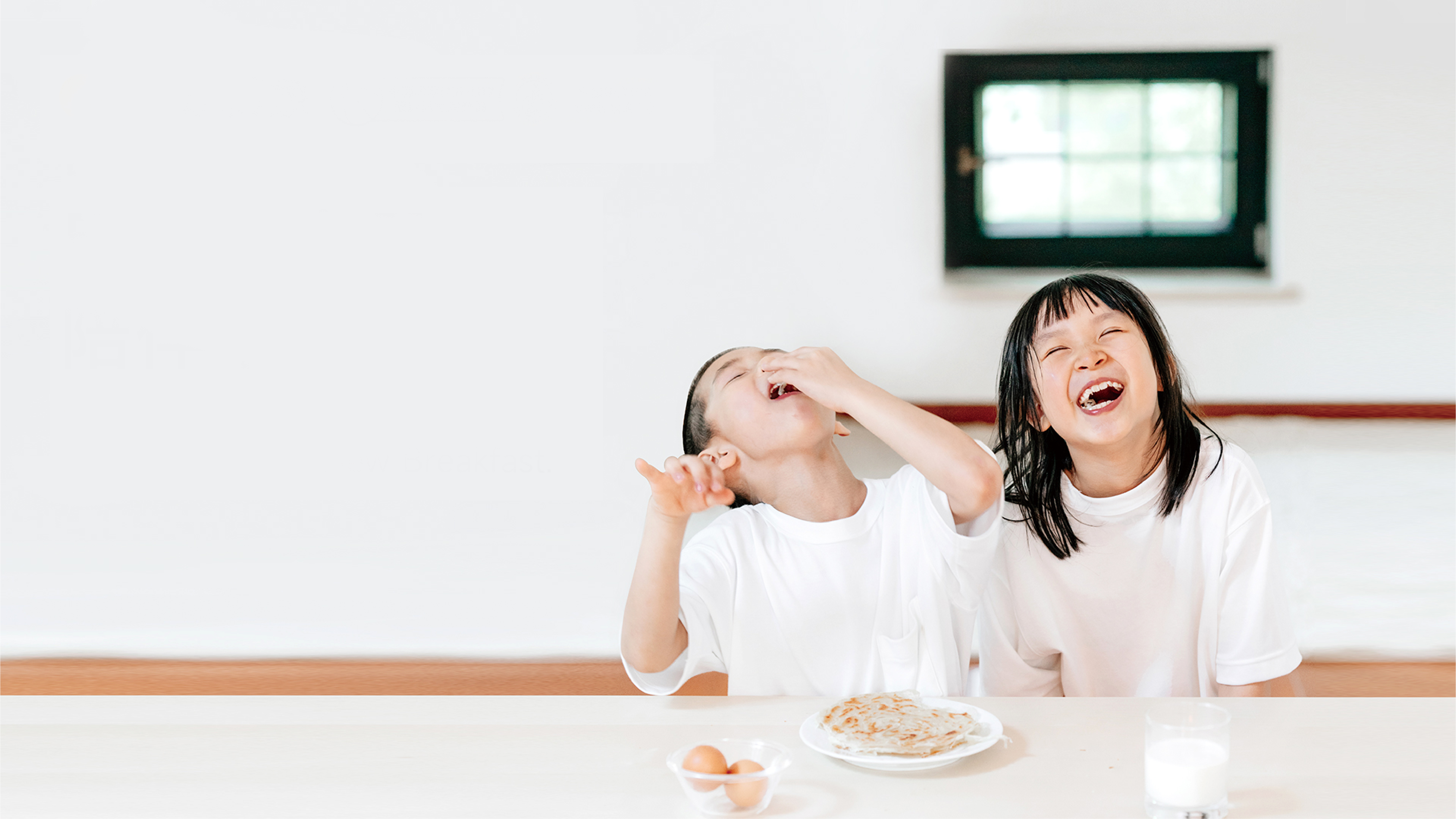 孩子们开心享用早餐